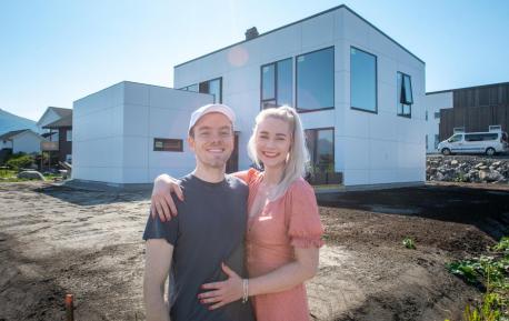 Anders og Ragnhild Åsberg foran sitt nye hvite hus