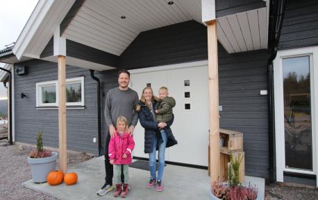 Åmund og Hanne med familien foran sitt nye hjem.