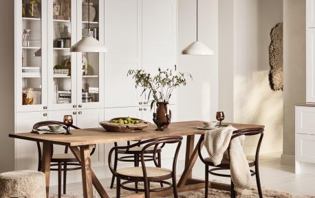Lyst og moderne kjøkken med brunt trebord