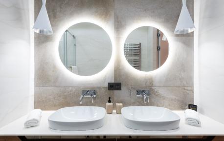 Moderne baderom med dobbel servant og runde speil