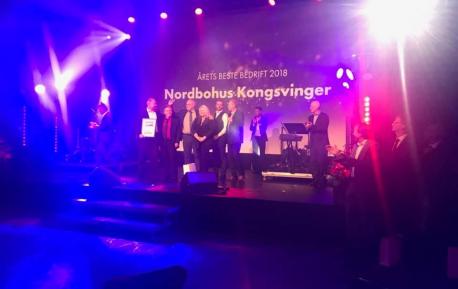 Bilde av ansatte på kontoret i Nordbohus Kongsvinger på scenen i Stavanger