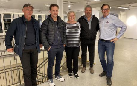 De ansatte i Nordbohus Volda foran en trapp, sammen med markedssjef Stian Moursund