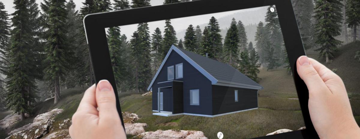 To hender holder et nettbrett med augmented reality-app som viser et hus på en tomt