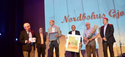 Nordbohus Gjøvik på scenen for å motta prisen Årets beste bedrift 2013