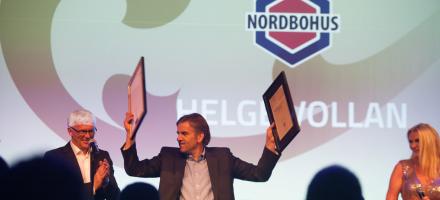Helge Vollan på scenen mottar prisen for Årets Beste Byggeleder 2016