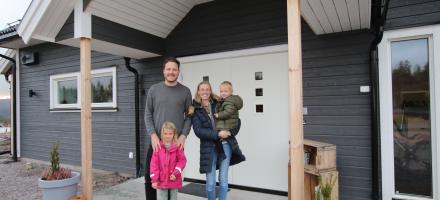 Åmund og Hanne med familien foran sitt nye hjem.