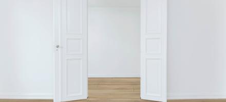 Bilde av gulv med hvite vegger og dører rundt