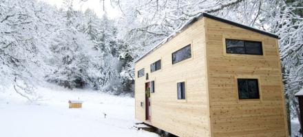 Minihus med flatt tak ute i snøen