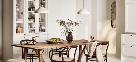 Lyst og moderne kjøkken med brunt trebord